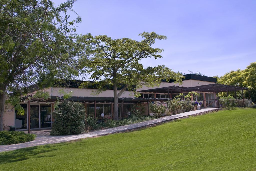 Nes Ammim Hotel Extérieur photo